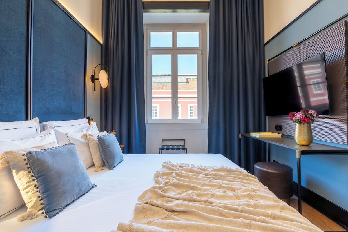 Double Room, Station View | 1 bedroom, minibar, in-room safe, soundproofing