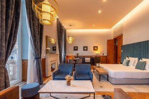 Master Suite, River View | Minibar, una cassaforte in camera, una scrivania, postazione laptop