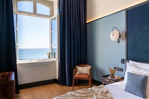 Suite Junior, vista fiume | Minibar, una cassaforte in camera, una scrivania, postazione laptop