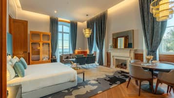 Master Suite, River View | Minibar, coffres-forts dans les chambres, bureau