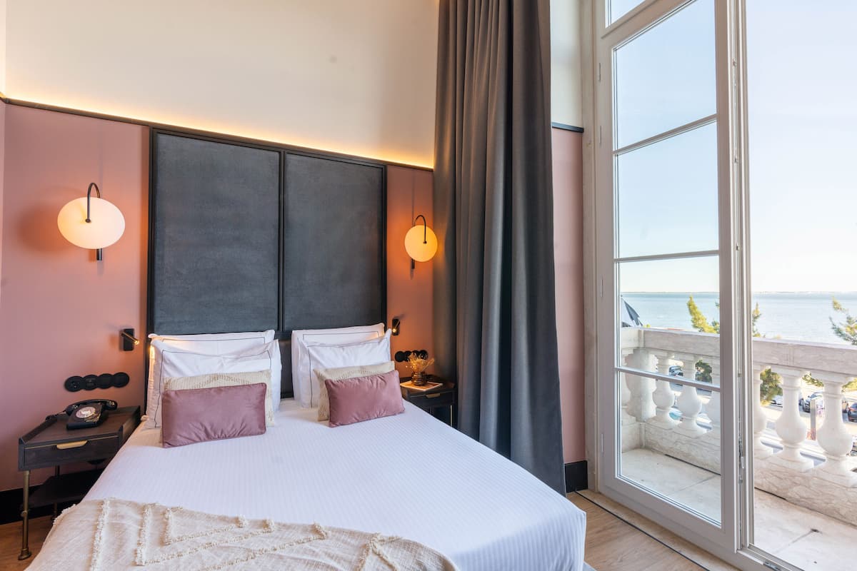 Double Room, Balcony, River View | 1 bedroom, minibar, in-room safe, soundproofing