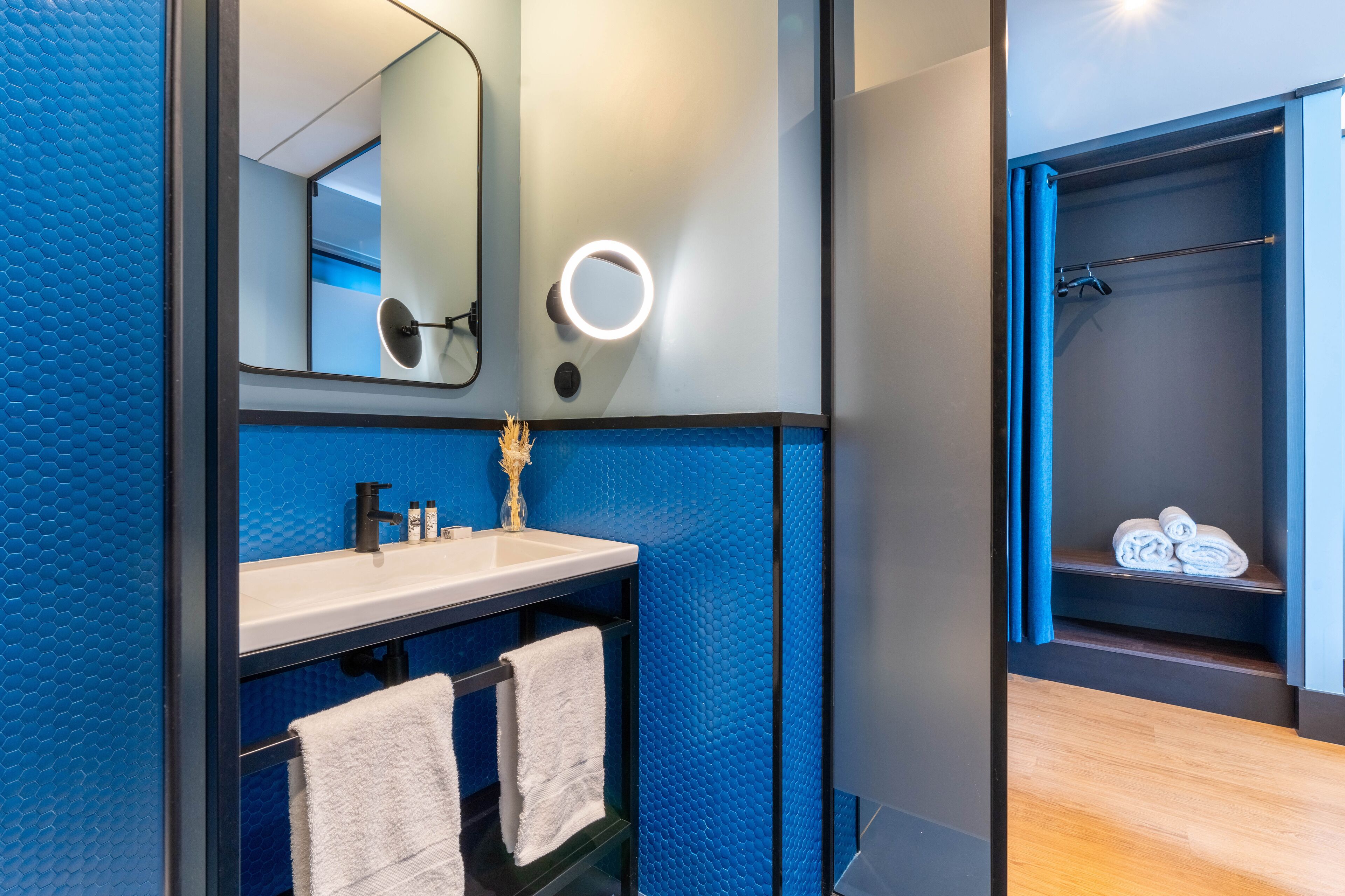 junior suite, river view | bathroom | shower, free toiletries, hair dryer, bathrobes