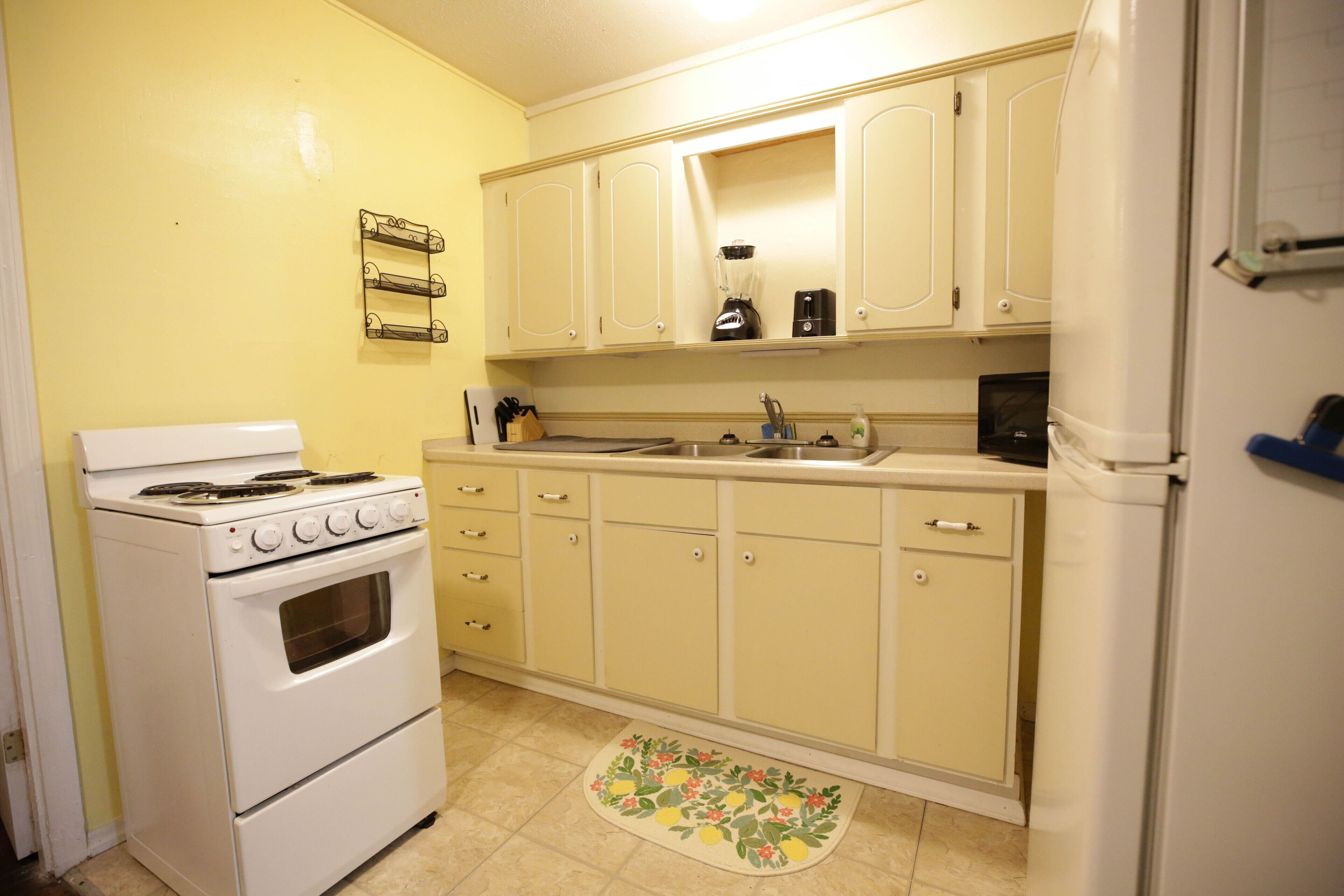 Køleskab, mikrobølgeovn, ovn, kogeplade