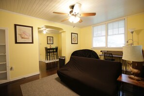 Smart TV, books - Pineapple Paradise: EPH, Close to Downtown, Beach! (Pensacola)