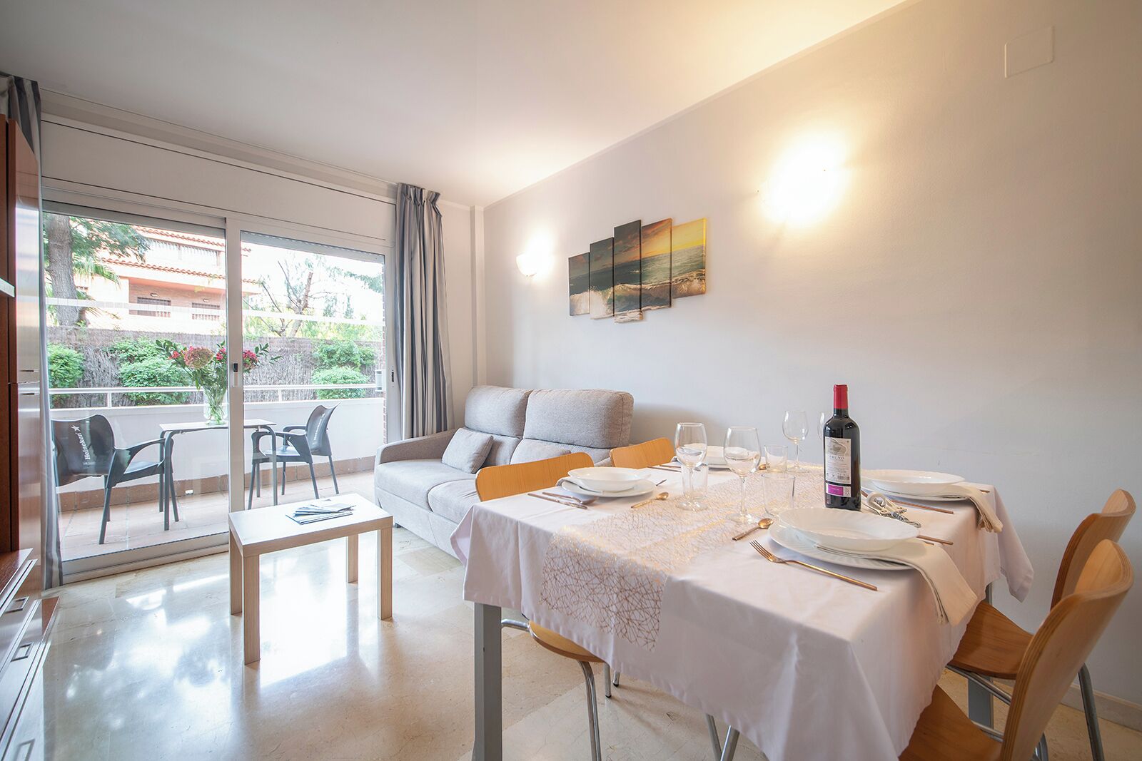 Televisión de pantalla plana y impresora 