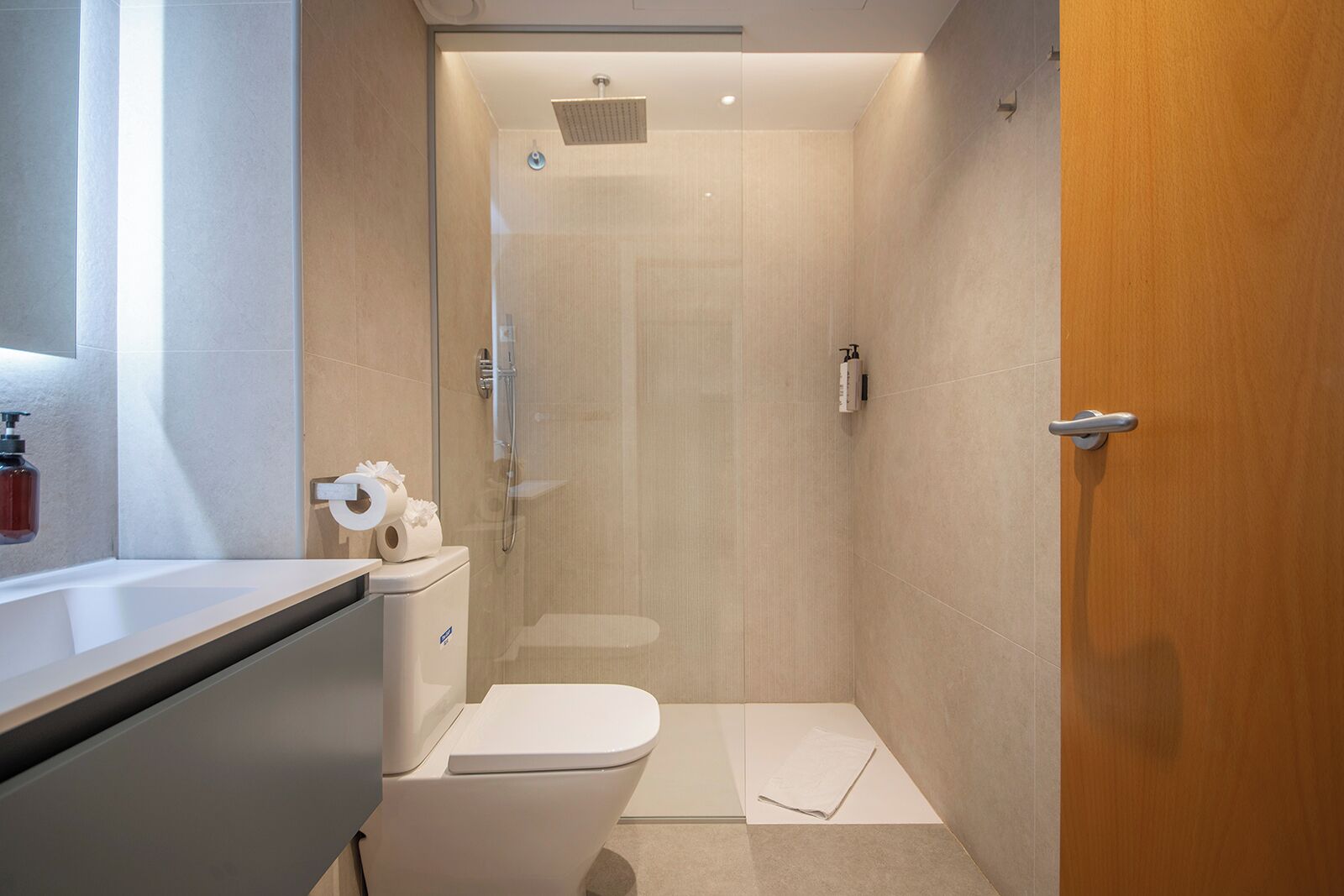 Departamento estándar | Baño | Regadera, amenidades de baño gratuitas, secadora de cabello, toallas 