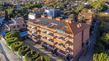 Vista frontal de la propiedad