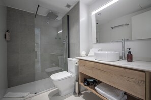 Deluxe-Apartment | Badezimmer | Dusche, kostenlose Toilettenartikel, Haartrockner, Handtücher