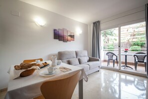 Apartment | Living area | Flat-screen TV, printers - Marsol Apartamentos Turisticos (Castelldefels)