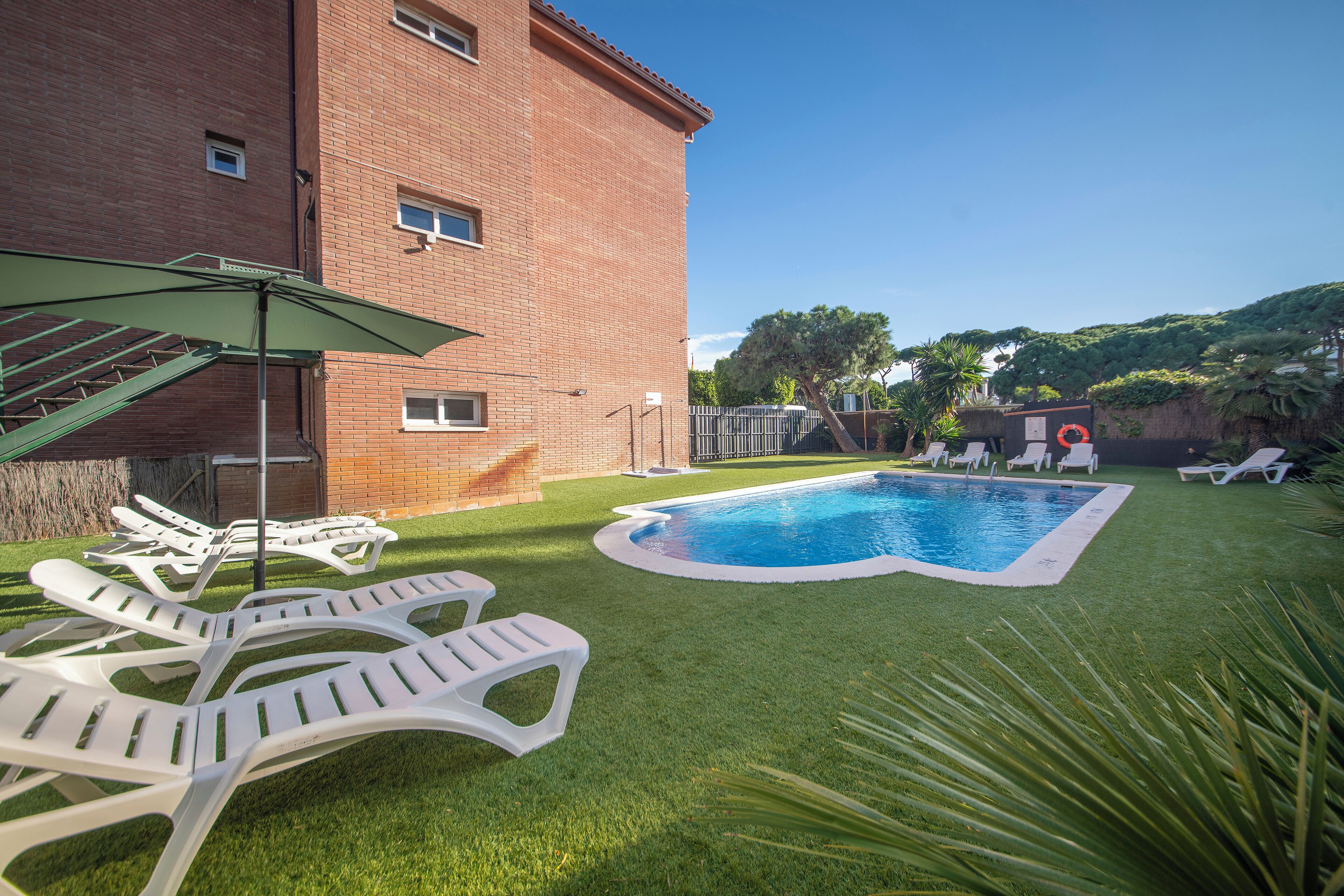 Piscina externa, espreguiçadeiras