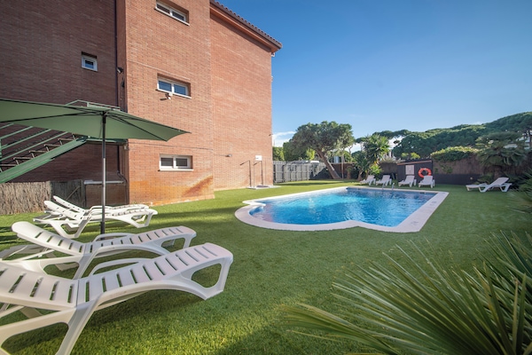 Piscina externa, espreguiçadeiras