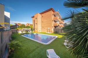 Piscina externa, espreguiçadeiras