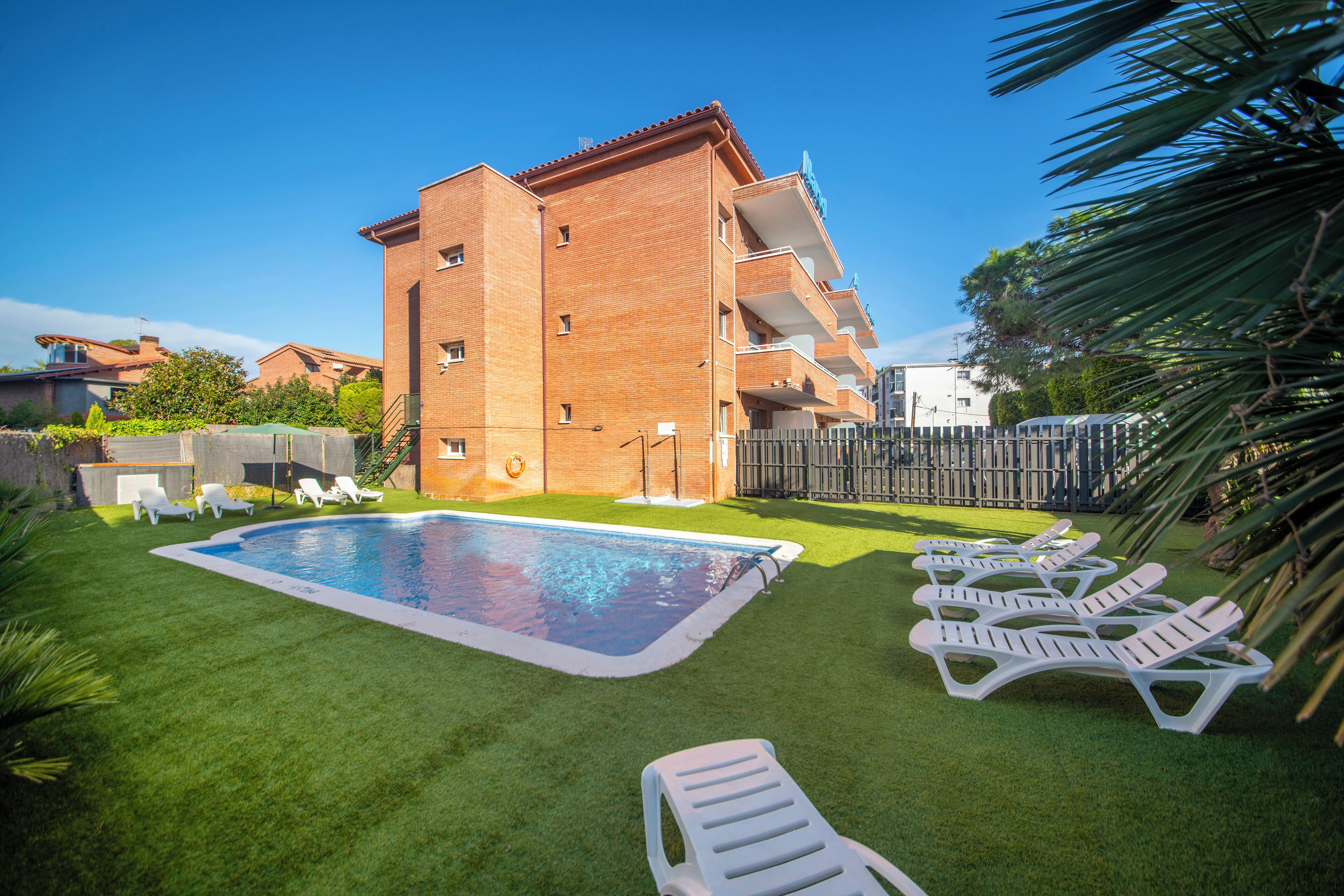 Utomhuspool och solstolar