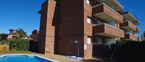 Alberca al aire libre y camastros