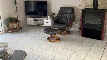 Cheminée, baby-foot, livres, médiathÚque