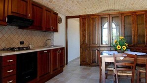 Wasserkocher mit Kaffee-/Teezubehör, Kühlschrank, Ofen, Hochstuhl