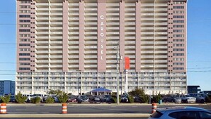 Een meerlaags hotel met een verticaal centraal bord waarop 