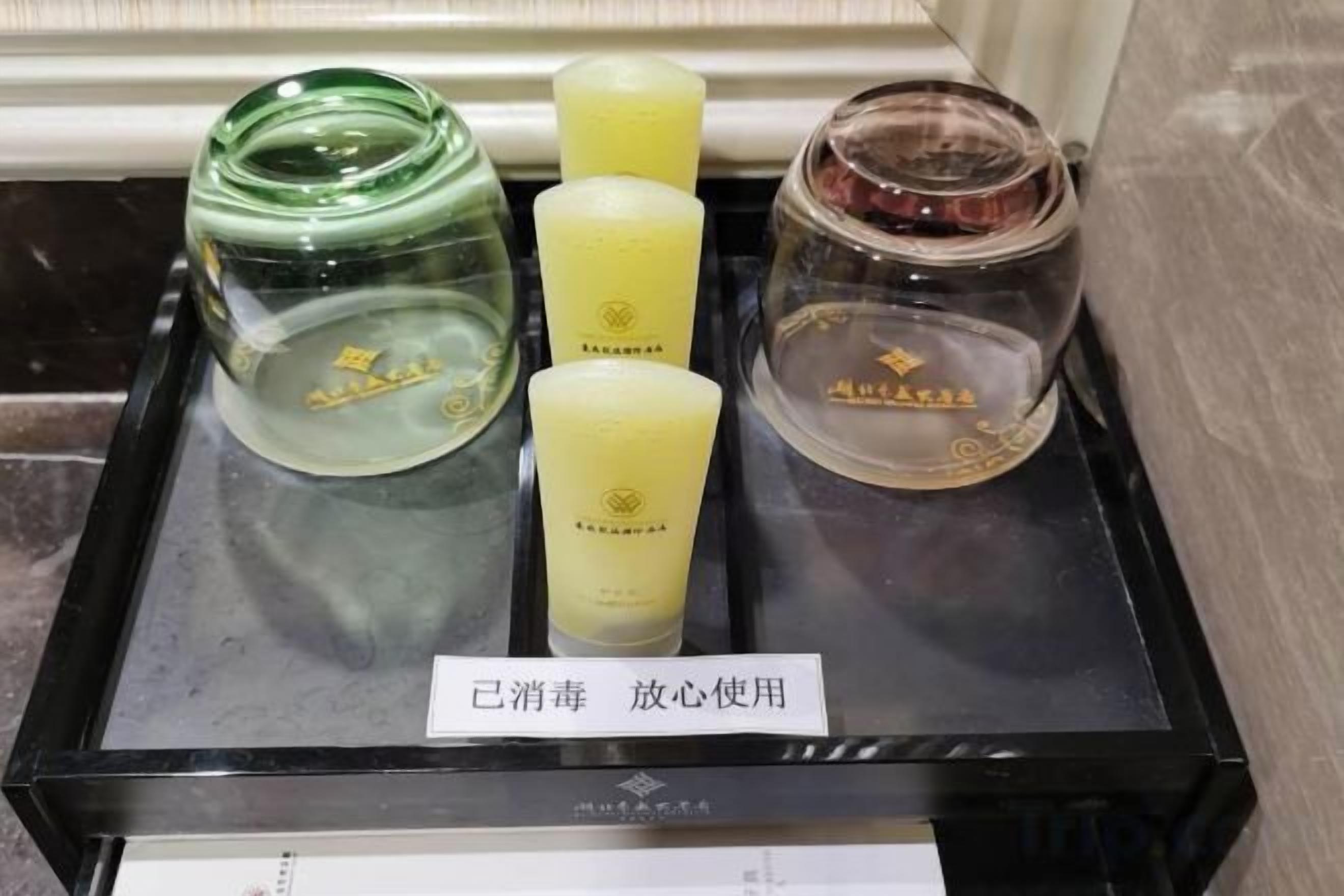 Exhibición de diversos productos para el cuidado de la piel en un entorno hotelero.