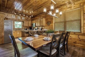 Dining - Cozy Bear Lodge, Game Room, Theater Room, Hot Tub, Free Tickets, WIFI, Sleeps 20 (Sevierville)