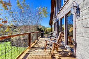 Terrace/patio - Picture Perfect , Panoramic Mountain Views, $560 FREE tickets each paid day! (Sevierville)