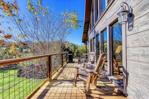 Terrace/patio - Picture Perfect , Panoramic Mountain Views, $560 FREE tickets each paid day! (Sevierville)