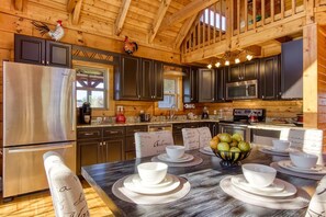 Fridge, microwave, coffee/tea maker, toaster - Picture Perfect , Panoramic Mountain Views, $560 FREE tickets each paid day! (Sevierville)