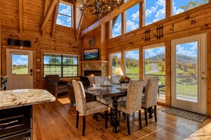 Dining - Picture Perfect , Panoramic Mountain Views, $560 FREE tickets each paid day! (Sevierville)