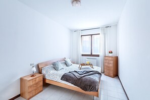 Tabla de planchar con plancha, wifi gratis y ropa de cama 