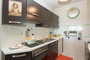 Kühlschrank, Mikrowelle, Ofen, Geschirrspüler