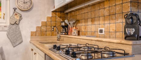 Refrigerador, microondas, horno y tetera eléctrica