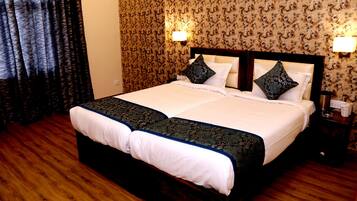 Royal Double or Twin Room | In-room safe, blackout drapes, iron/ironing board, bed sheets