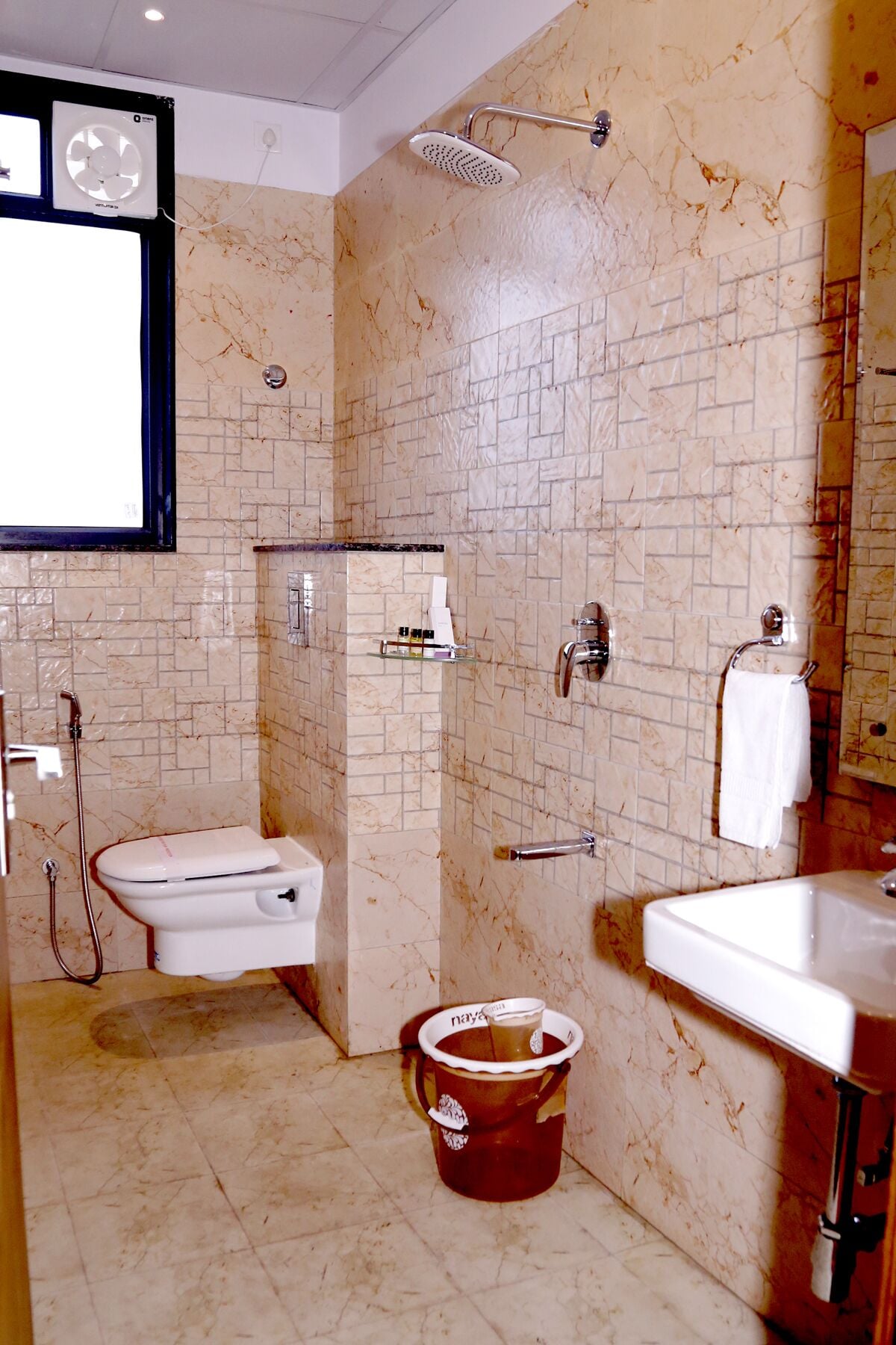 Standard Room | Bathroom | Shower, rainfall showerhead, hair dryer, slippers