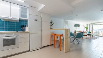 Een koelkast, een magnetron, een oven, een kookplaat