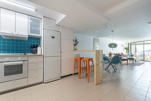 Een koelkast, een magnetron, een oven, een kookplaat