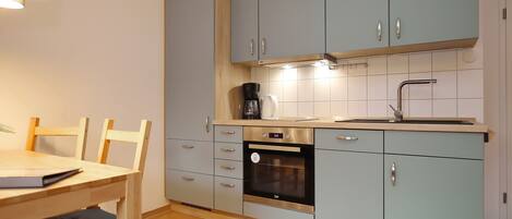 Køleskab, mikrobølgeovn, ovn, kogeplade