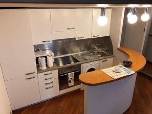 Een koelkast, een magnetron, een oven, een kookplaat