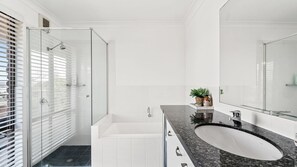 Bathtub, hair dryer, towels - The Lookout - 105 Ocean Drive (Evans Head)