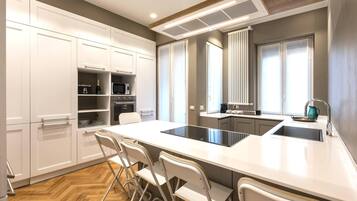 Appartamento Luxury, 3 camere da letto | Cucina privata | Frigorifero, microonde, forno, piano cottura