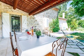 Outdoor dining - Bergerie Mercy - La Bégude de Mazenc - 6 pers (La Bégude-de-Mazenc)