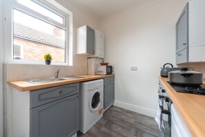 Jääkaappi, mikroaaltouuni, uuni, liesi