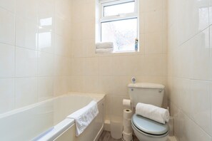 Combined shower/bathtub, hair dryer, towels, soap - The Miracle By Jesouth (Kingston upon Hull)