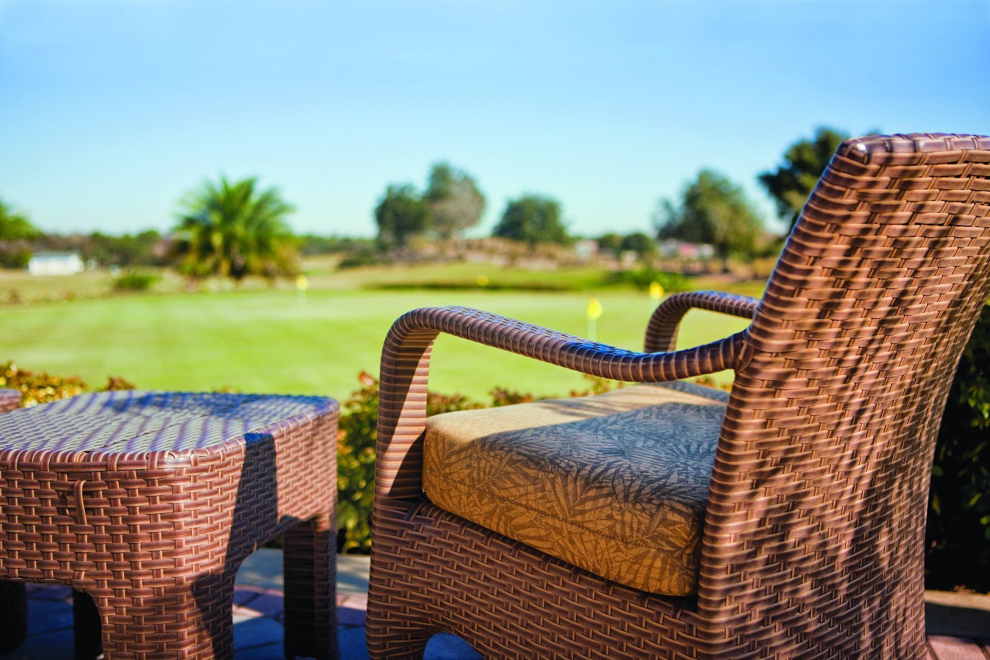 Korbstühle mit Blick auf einen Golfplatz.