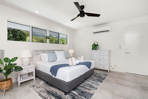 4 bedrooms, iron/ironing board, free WiFi, bed sheets