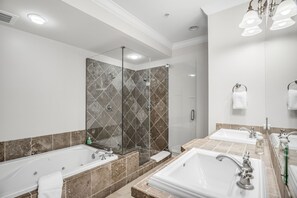 Ensemble douche/baignoire, baignoire à jets, sèche-cheveux