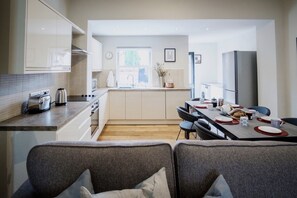 Kjøleskap, mikrobølgeovn, ovn og kokeplater