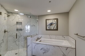 Bathtub, hair dryer, towels - 3106 Windsor Court S - Amazing Oceanfront Villa in Palmetto Dunes! (Hilton Head Island)