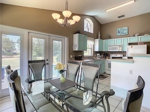Maison, 3 chambres | Cuisine privée | Cafetière-théière, table de salle à manger