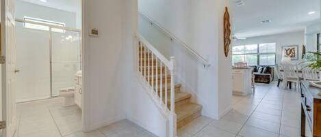 House, 5 Bedrooms | Living room