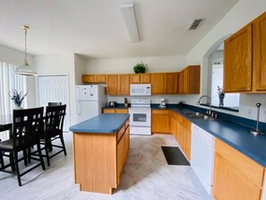 House, 6 Bedrooms | Private kitchen