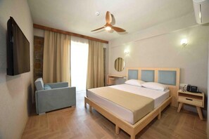 Habitación doble estándar | Minibar, escritorio, espacio para trabajar con laptop y wifi gratis 